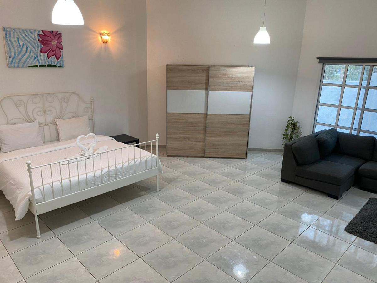 Comfortable Private Rooms In Compound Housing ドバイ エクステリア 写真