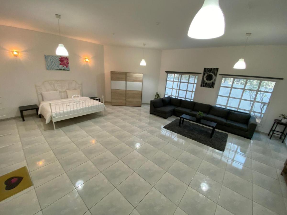 Comfortable Private Rooms In Compound Housing ドバイ エクステリア 写真