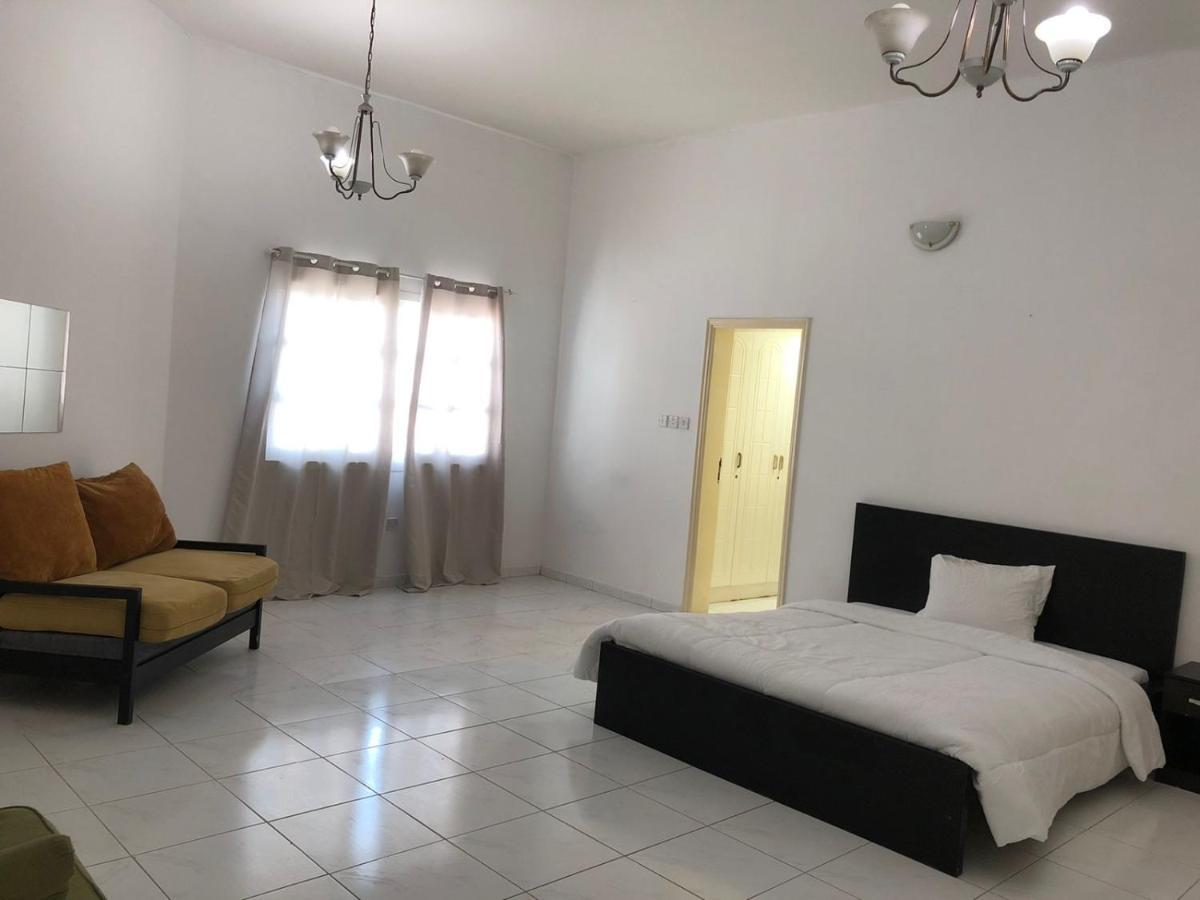 Comfortable Private Rooms In Compound Housing ドバイ エクステリア 写真