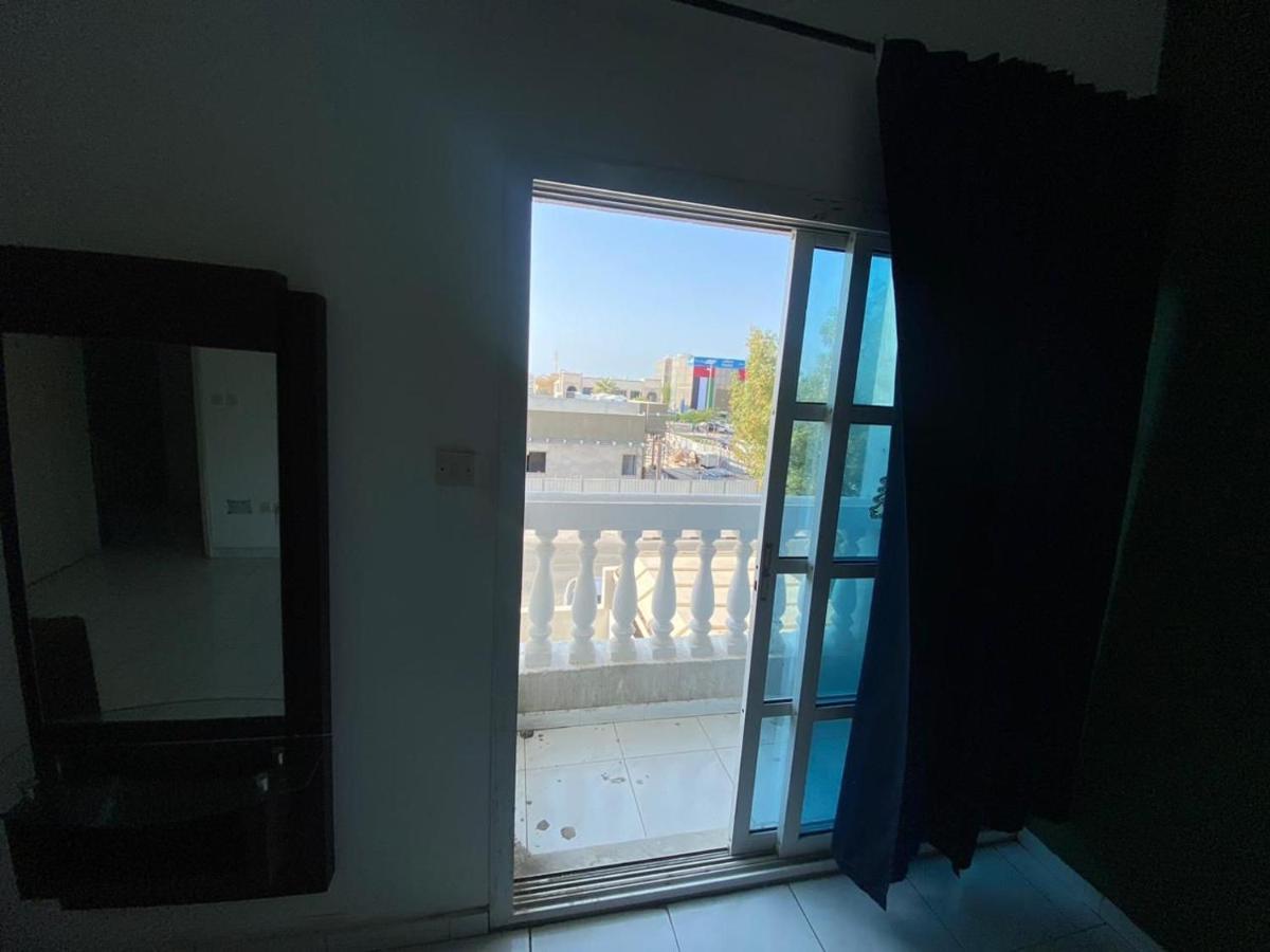 Comfortable Private Rooms In Compound Housing ドバイ エクステリア 写真