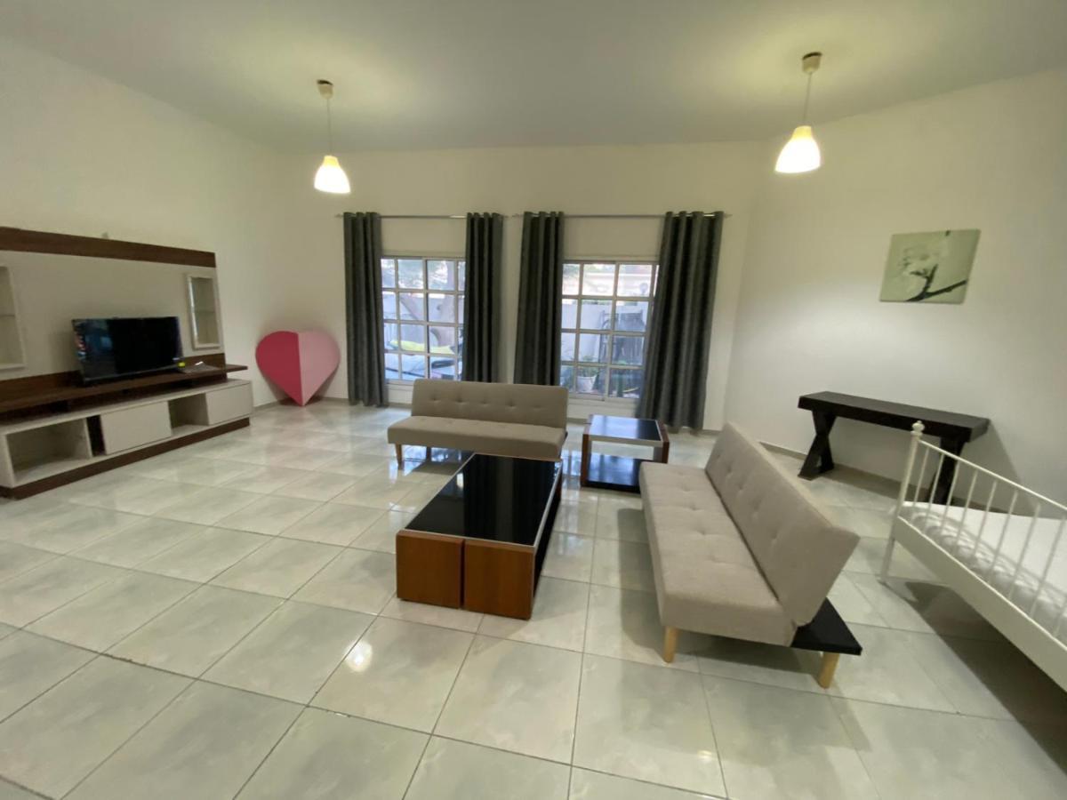 Comfortable Private Rooms In Compound Housing ドバイ エクステリア 写真
