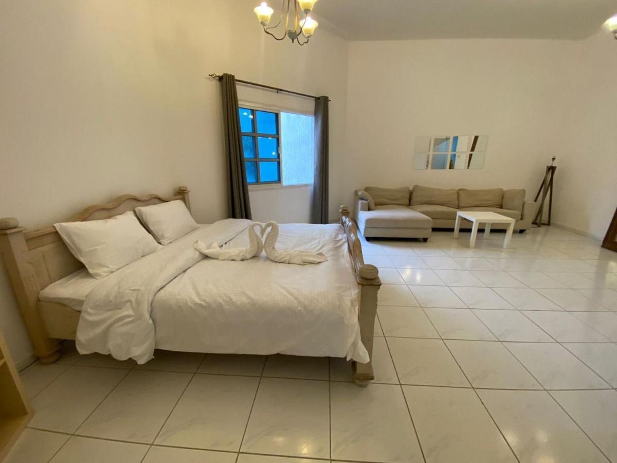 Comfortable Private Rooms In Compound Housing ドバイ エクステリア 写真