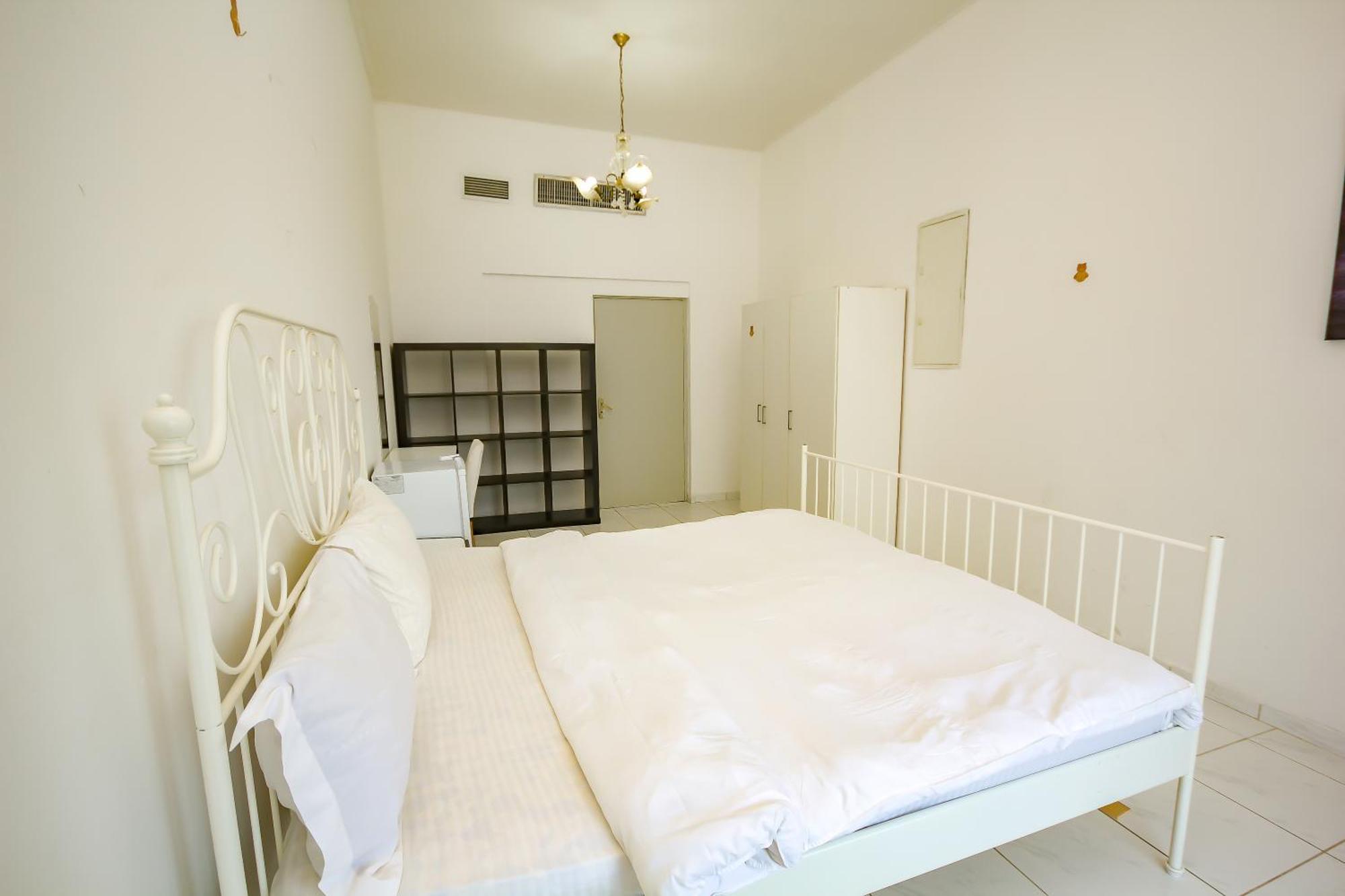 Comfortable Private Rooms In Compound Housing ドバイ エクステリア 写真