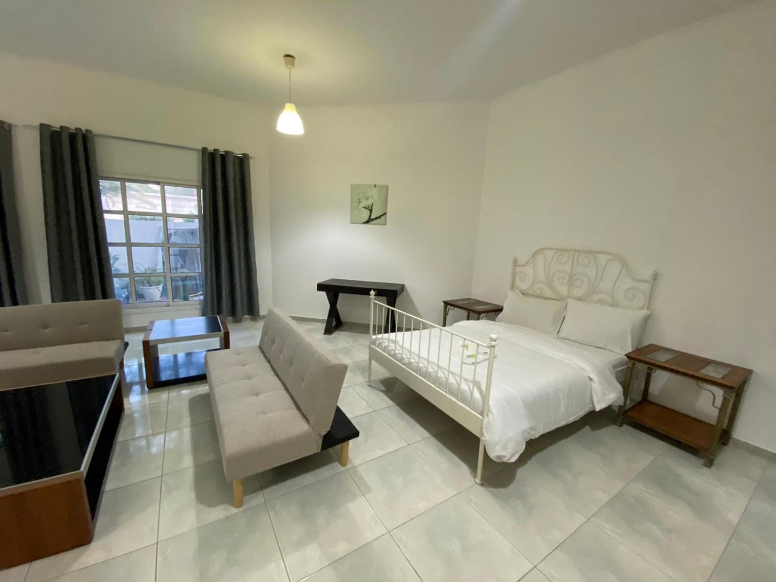 Comfortable Private Rooms In Compound Housing ドバイ エクステリア 写真