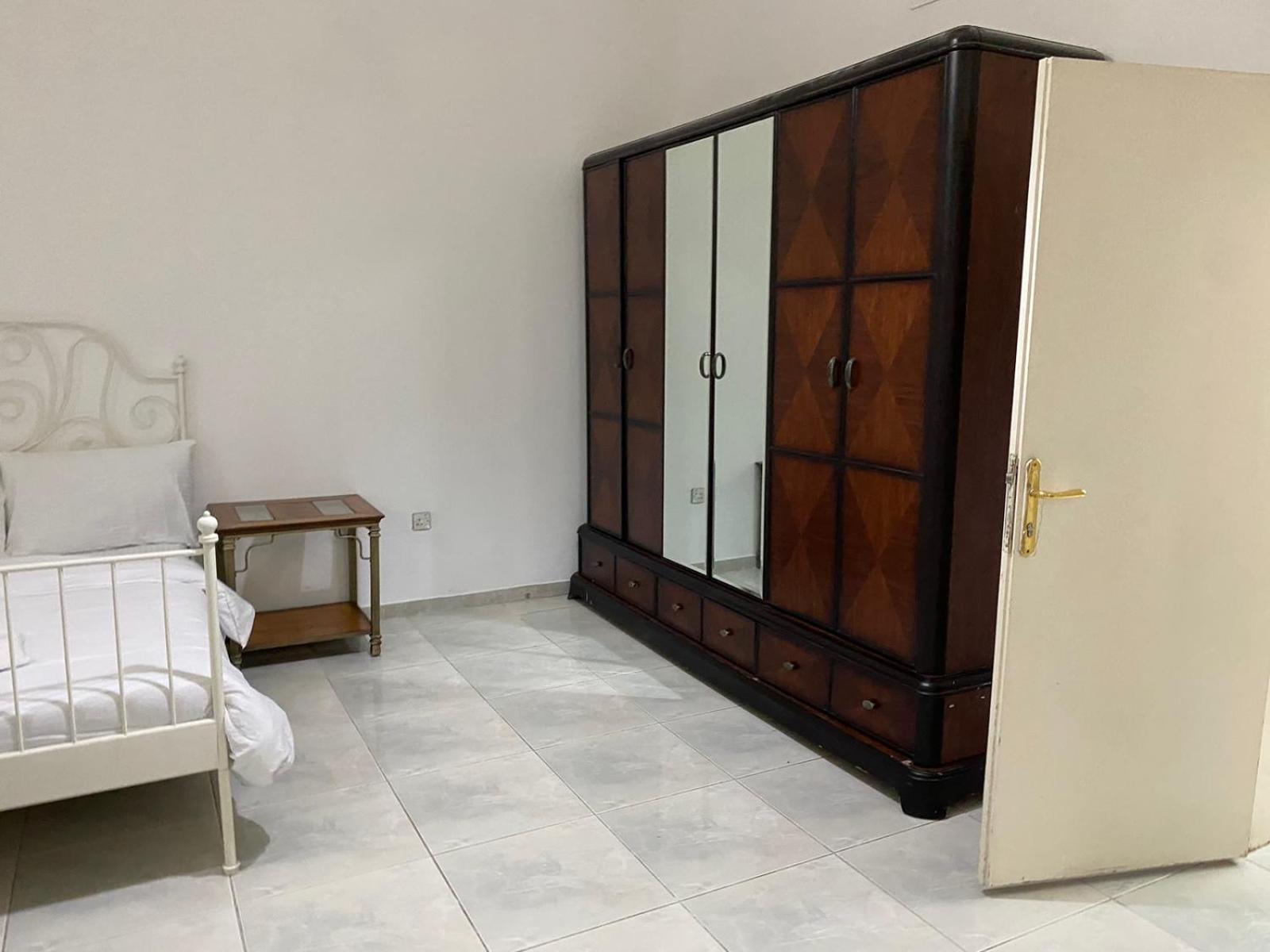 Comfortable Private Rooms In Compound Housing ドバイ エクステリア 写真